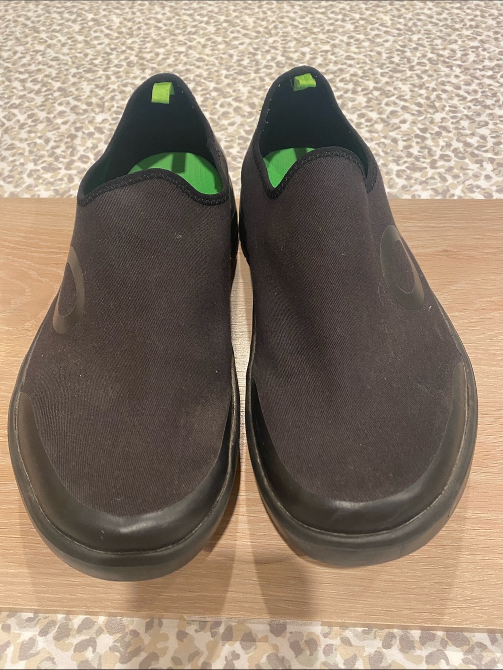 OOFOS Men’s Size 10.5 Black Slip-On Comfort Loafers with Green Accents - Picture 2 of 8